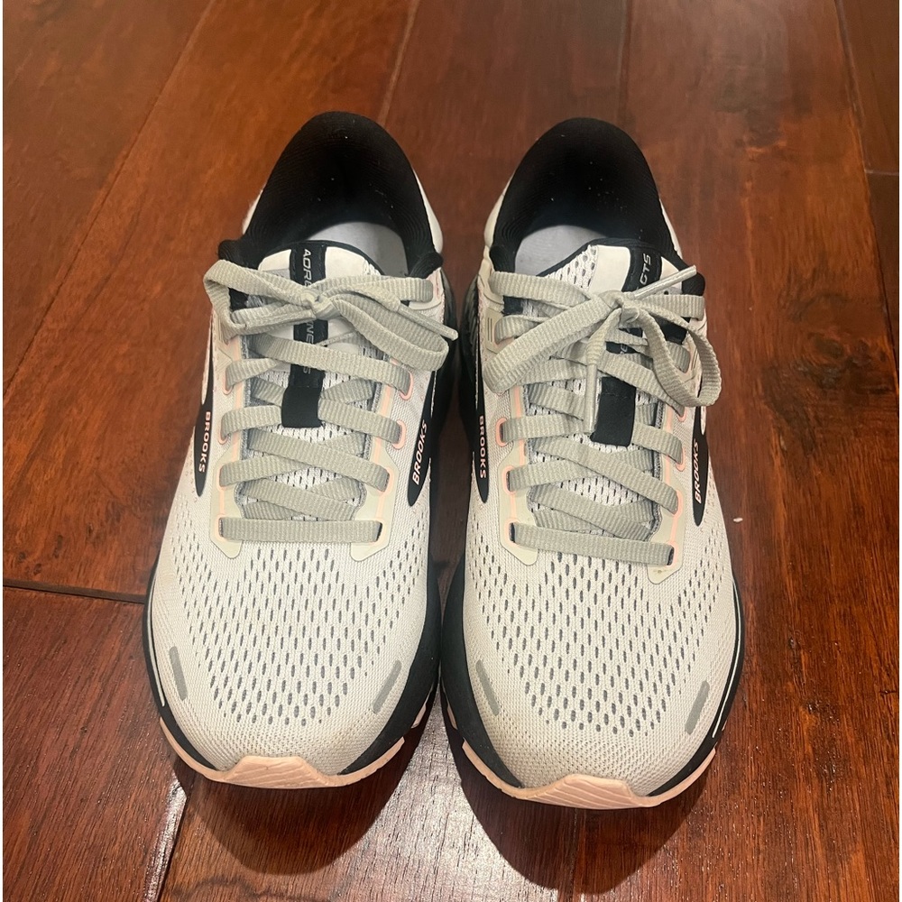 Brooks Women’s Adrenaline Size 6.